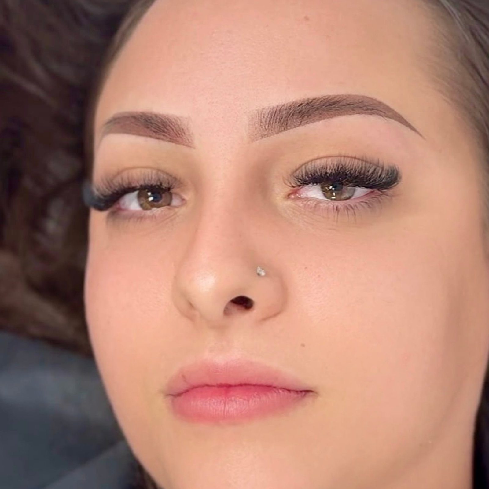 Cejas redefinidas con Micropigmentación técnica Velvet Brow (sombreado)
