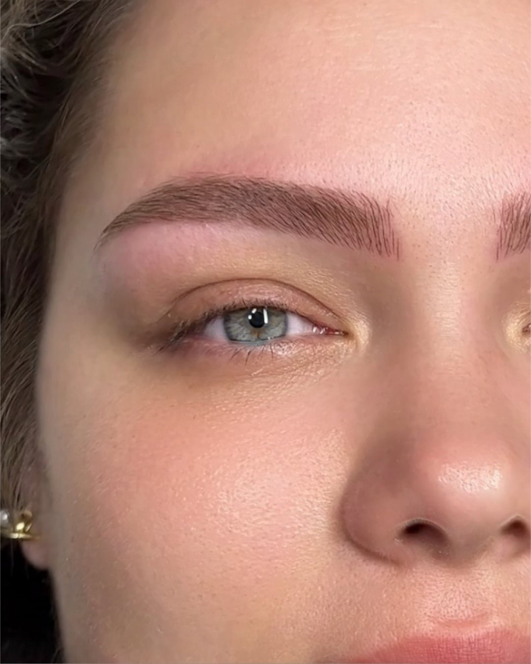 Cerrado de procedimiento de microblading de precisión
