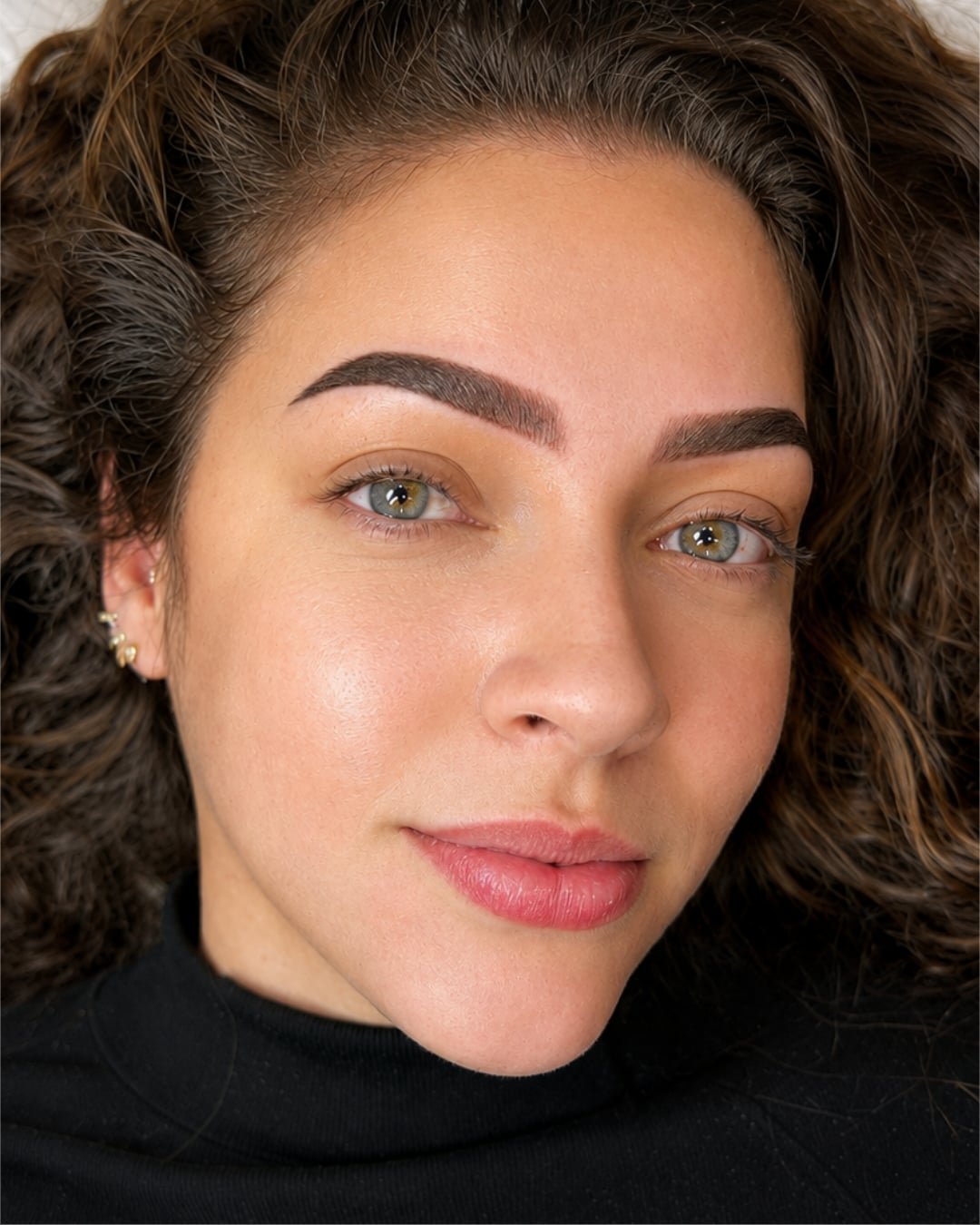 Resultado de micropigmentación de cejas Velvet Brow